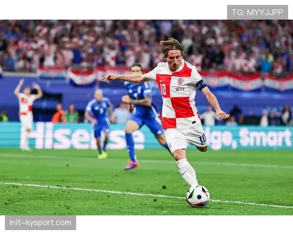 特写：终场哨响，39岁的莫德里奇仰面躺在伯纳乌的草皮上